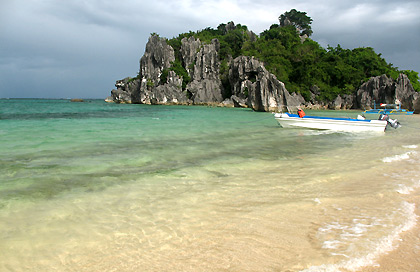 the limestone cluster at the eastern end of Sabitang Laya with the beach in the foregound