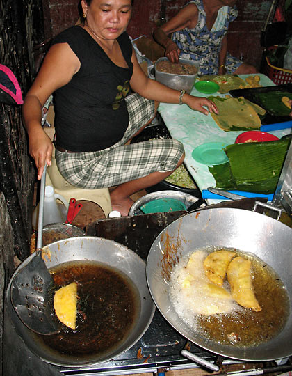 a woman cooking Vigan empanada, Plaza Burgos, Vigan, Ilocos Sur